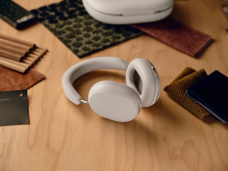 Sonos Ace: los auriculares blancos en una mesa.