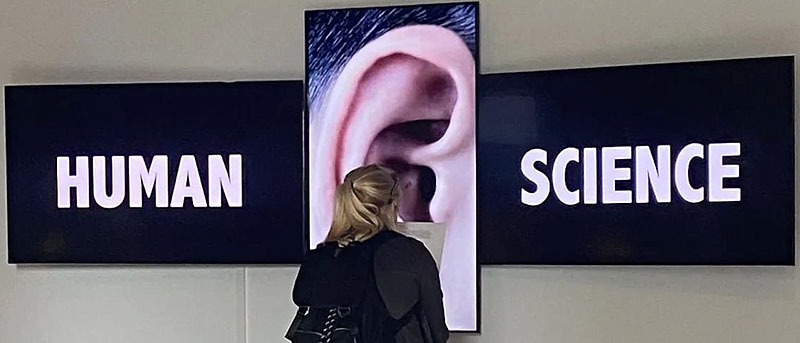 Millennials. Vista de la instalación con un cartel con una oreja grande.