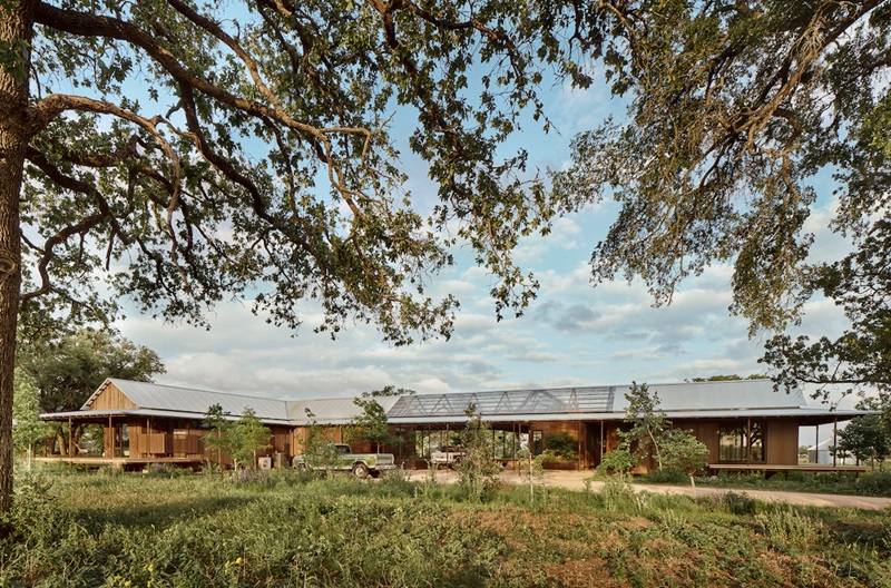 Baldridge-Architects-Roam-Ranch: rancho de madera de una planta y volumenes alargados en la naturaleza
