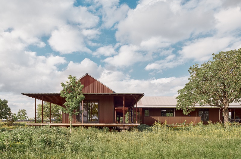 Baldridge-Architects-Roam-Ranch: rancho con cubierta inclinada de madera en la naturaleza