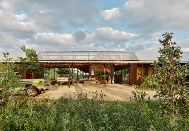Baldridge-Architects-Roam-Ranch: rancho con cubierta inclinada de paneles de policarbonato translúcido en la naturaleza
