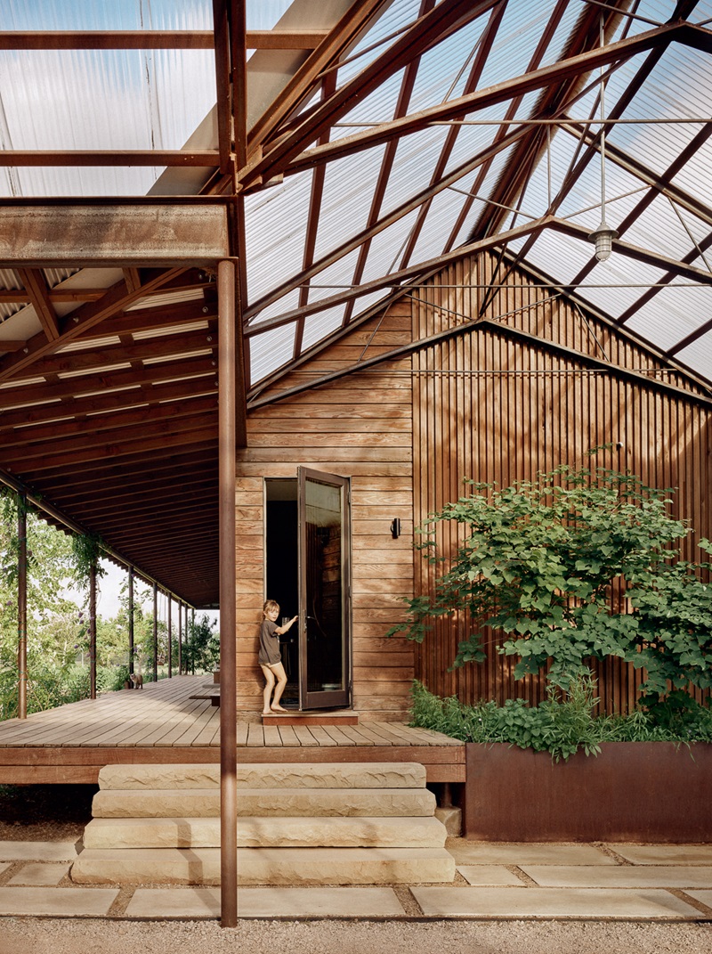Baldridge-Architects-Roam-Ranch: cubierta porche translúcida y corredor lateral exterior