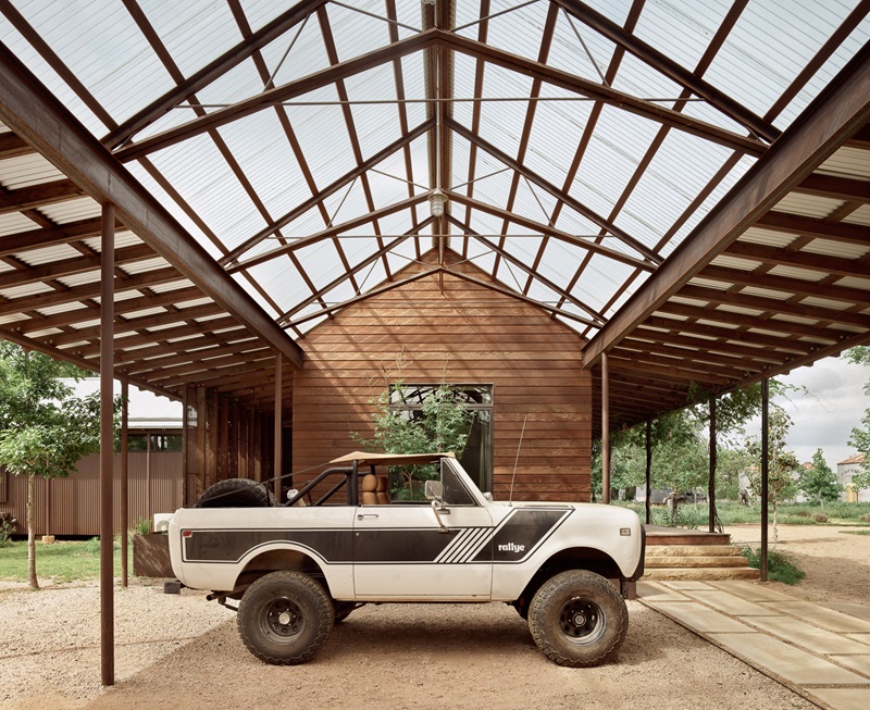 Baldridge-Architects-Roam-Ranch: cubierta porche translúcida funcionando como garaje