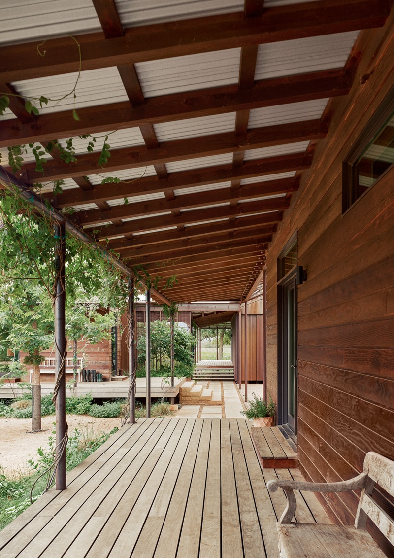 Baldridge-Architects-Roam-Ranch: porche con corredor lateral de madera