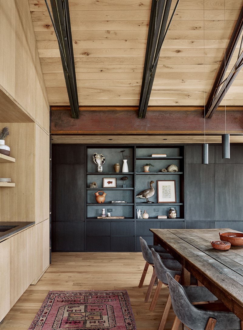 Baldridge-Architects-Roam-Ranch: estantería de madera negra del gran salón comedor