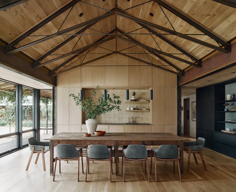 Baldridge-Architects-Roam-Ranch: mesa de madera del gran salón comedor con techo inclinados