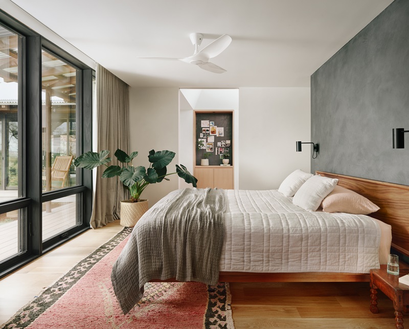 Baldridge-Architects-Roam-Ranch: dormitorio con ventanales y tonos claros