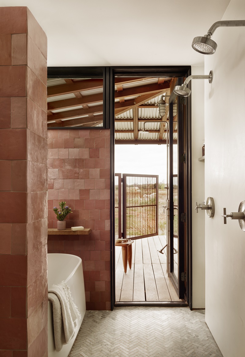 Baldridge-Architects-Roam-Ranch: baño principal abierto al exterior