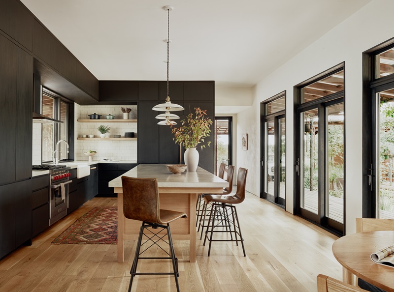 Baldridge-Architects-Roam-Ranch: comedor cocina con ventanales y suelo de madera