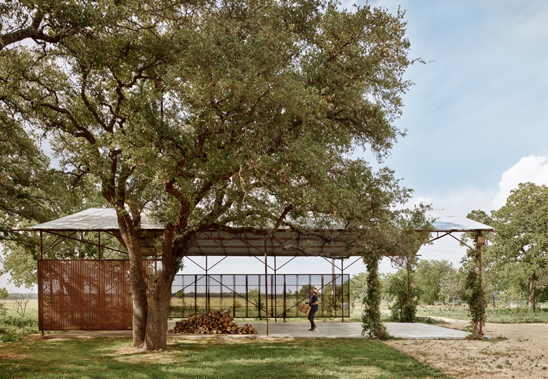 Baldridge-Architects-Roam-Ranch: leñero del rancho