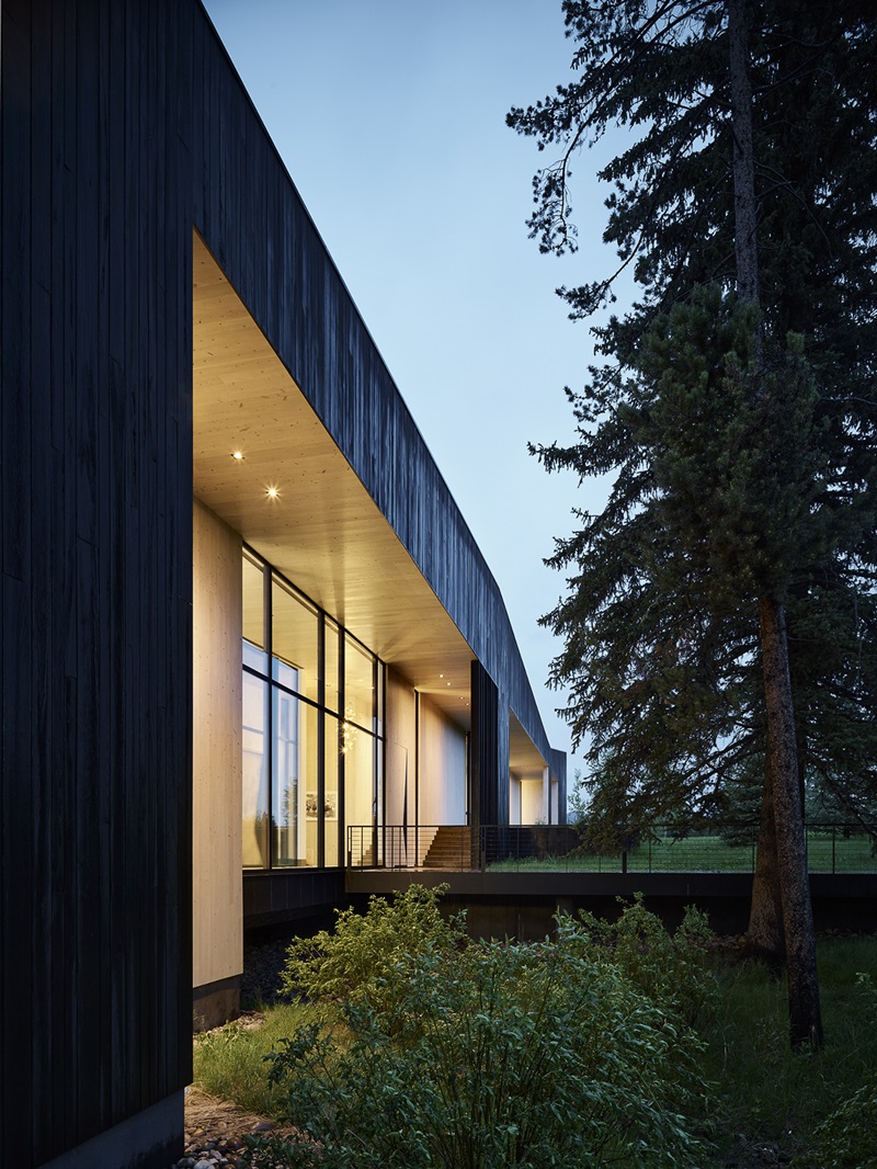 CLB-Architects-HSH-Interiors-ShineMaker: retiro montaña con madera de cedro negra