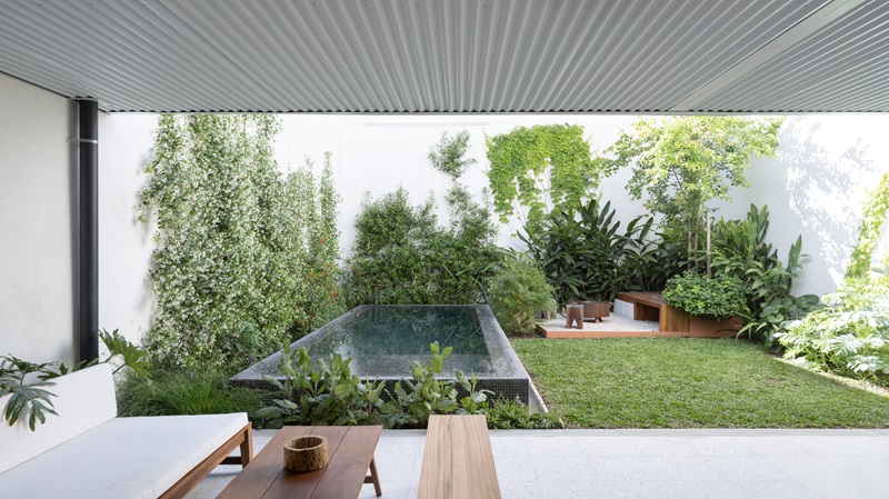 Estudio-Damero-Casa-Planes: terraza con vistas al jardín y la piscina