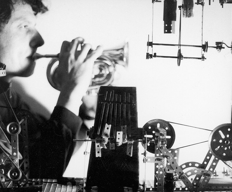 Imagen en blanco y negro de un hombre tocando la trompeta