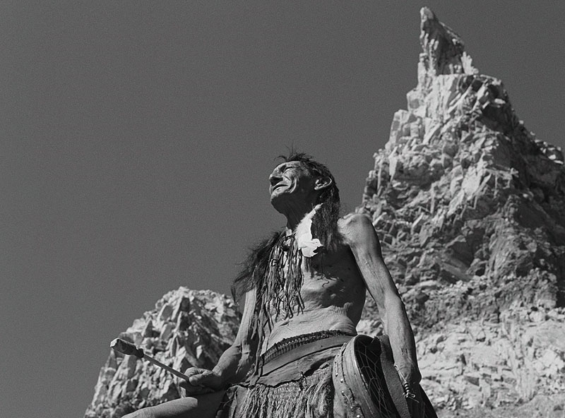 Eureka - fotograma de la película se ve a Viggo a un indio en el desierto