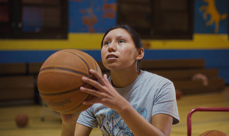 Eureka - fotograma de la película se ve a una chica que juega al baloncesto