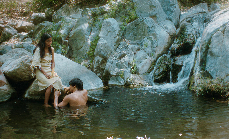 Eureka - fotograma de la película se ve a indigenas en un río