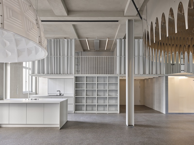 FAR-frohnrojas-Apartamento-en-Rungestrasse: vista de la cocina blanca en un espacio de doble altura 