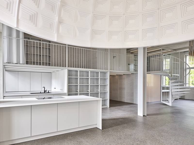 FFAR-frohnrojas-Apartamento-en-Rungestrasse: vista de la cocina blanca en un espacio de doble altura con gran lámpara blanca