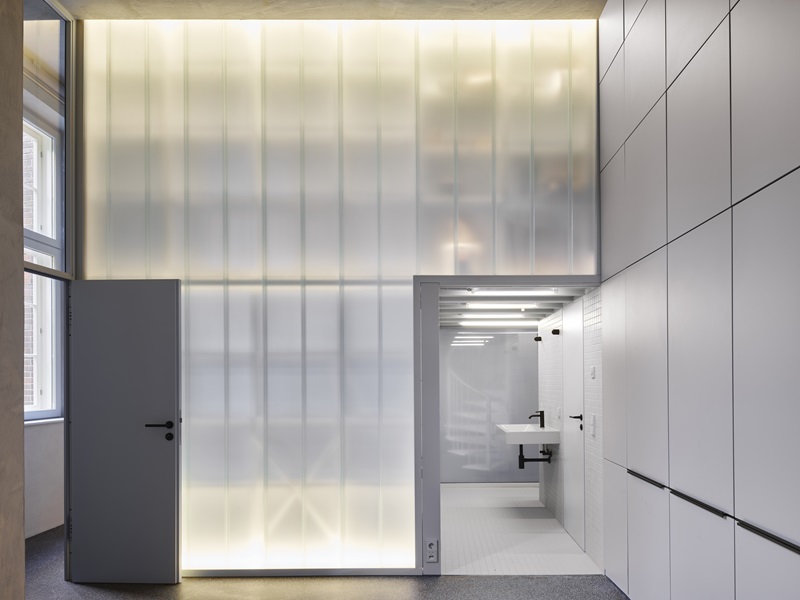 FAR-frohnrojas-Apartamento-en-Rungestrasse: baño con paneles translúcidos