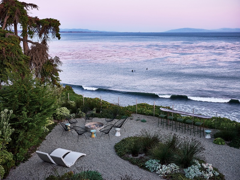 Feldman Architecture-Surf-House: jardín posterior bañado por el Pacífico