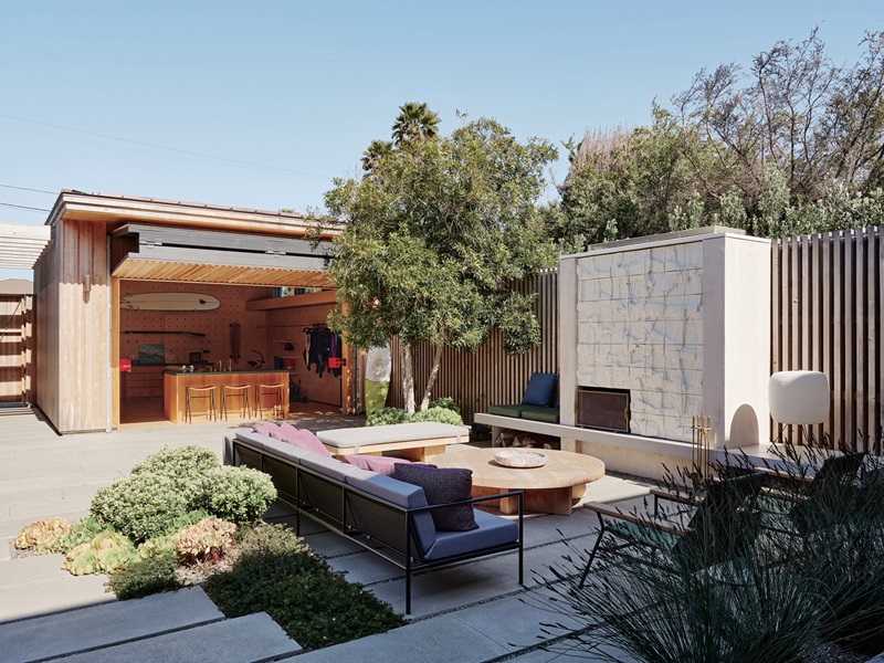 Feldman Architecture-Surf-House: patio central con cuarto de tablas de surf y zona chill out