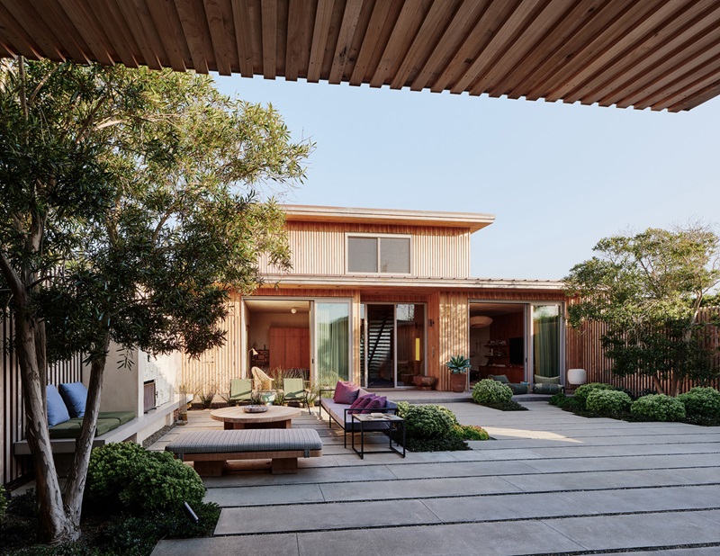 Feldman Architecture-Surf-House: patio central con chimenea y zona chill out