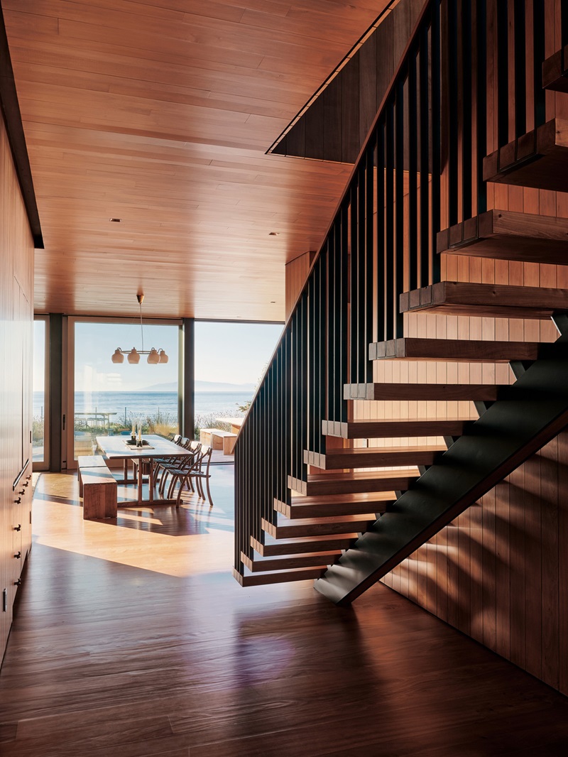 Feldman Architecture-Surf-House: recibidor con escalera semiflotante