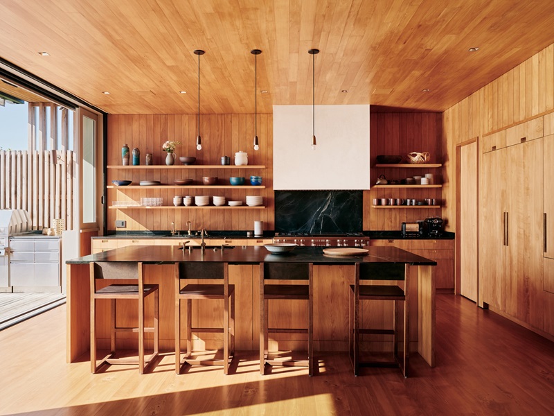 Feldman Architecture-Surf-House: cocina de madera con gran isla