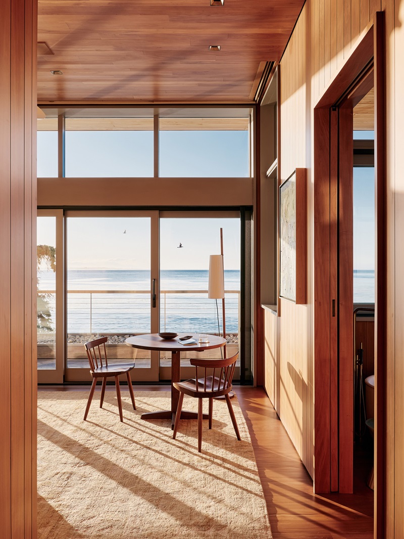 Feldman Architecture-Surf-House: dormitorio con balcón al mar y ventanales de suelo a techo
