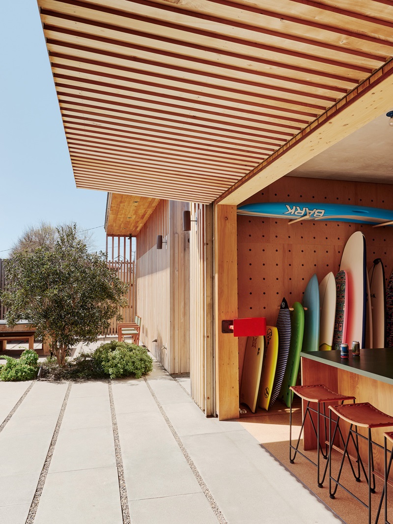 Feldman Architecture-Surf-House: cuarto con tablas de surf