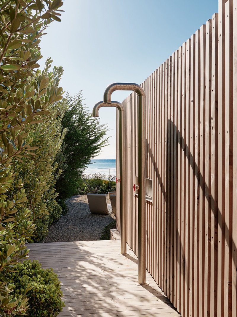 Feldman Architecture-Surf-House: duchas exteriores de la casa