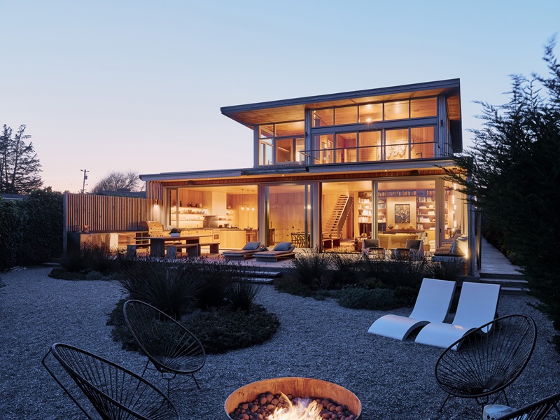 Feldman Architecture-Surf-House: casa iluminada por la noche