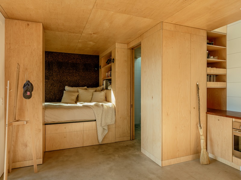 GO-C-Tinyleaf: cabaña con interiores de madera