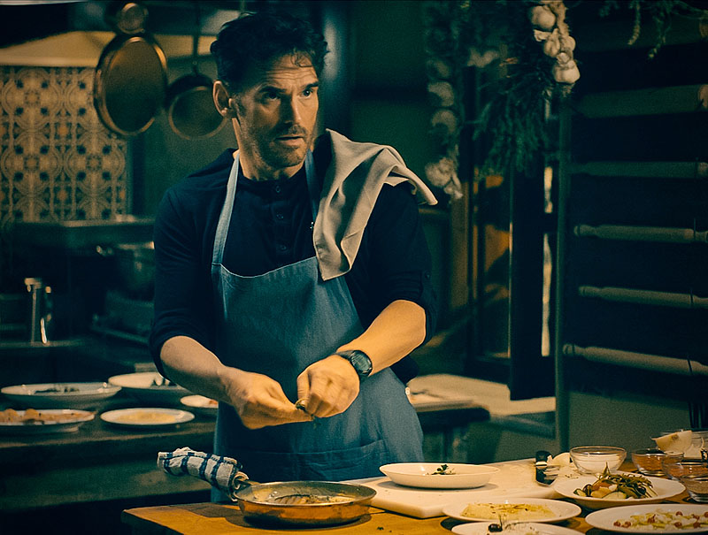 Isla Perdida - Se ve al actor Matt Dillon cocinando