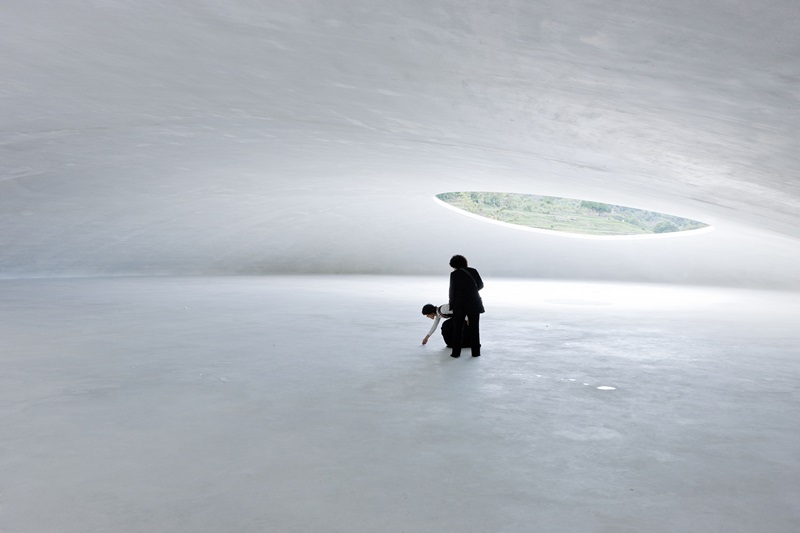 Iwan Baan-Museo-ICO: Museo de Arte de Teshima, Tonosho, Japón, 2010. Arquitectura_ Ryue Nishizawa