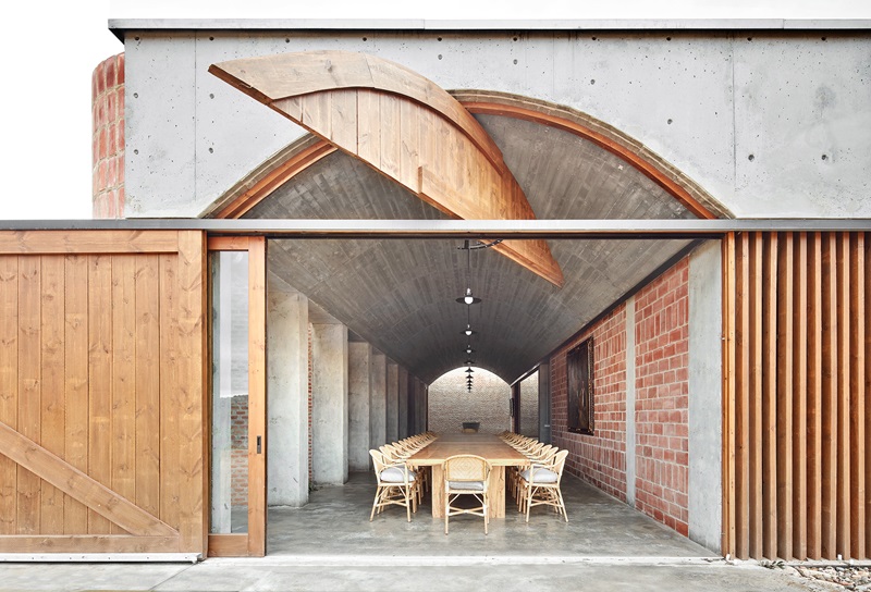 Jorge-Vidal-Studio-Bodega-Mont-Ras: portón de madera en la zona de catas