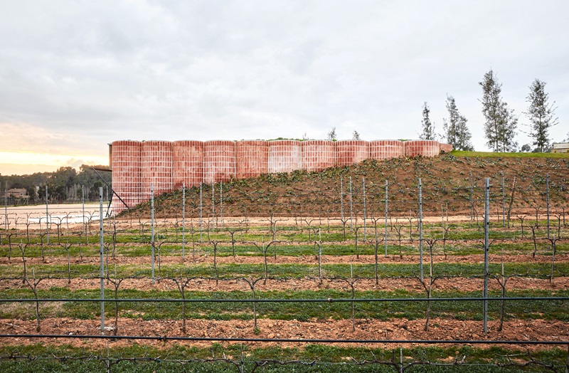 Jorge-Vidal-Studio-Bodega-Mont-Ras: muro de contención de ladrillos