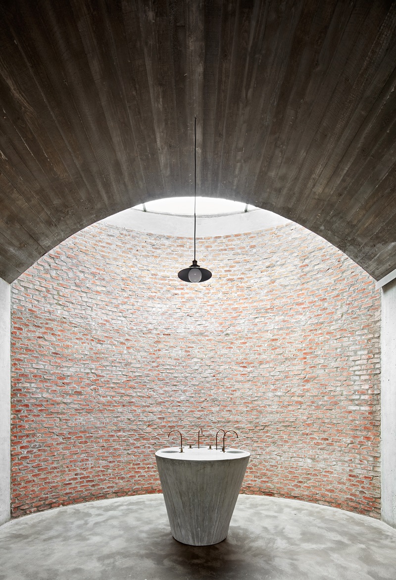 Jorge-Vidal-Studio-Bodega-Mont-Ras: muro de contención de ladrillos y bóveda con luz cenital