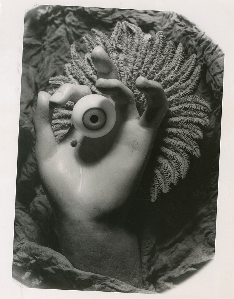 Loewe - Centenario Surrealista - foto en blanco y negro, se ve una mano de estatua sujetando un ojo