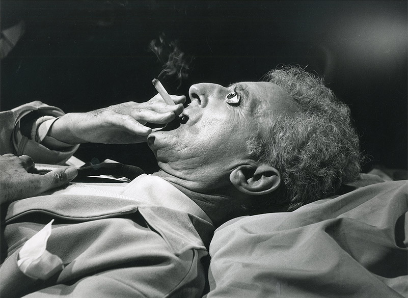 Loewe - Centenario Surrealista - foto en blanco y negro, se ve a un señor tumbado boca arriba fumando