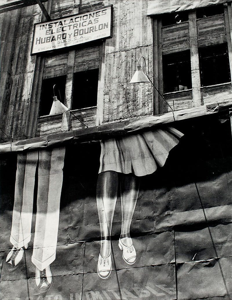 Loewe - Centenario Surrealista - foto en blanco y negro, se ve a unos reflejos de imágenes en un escaparate