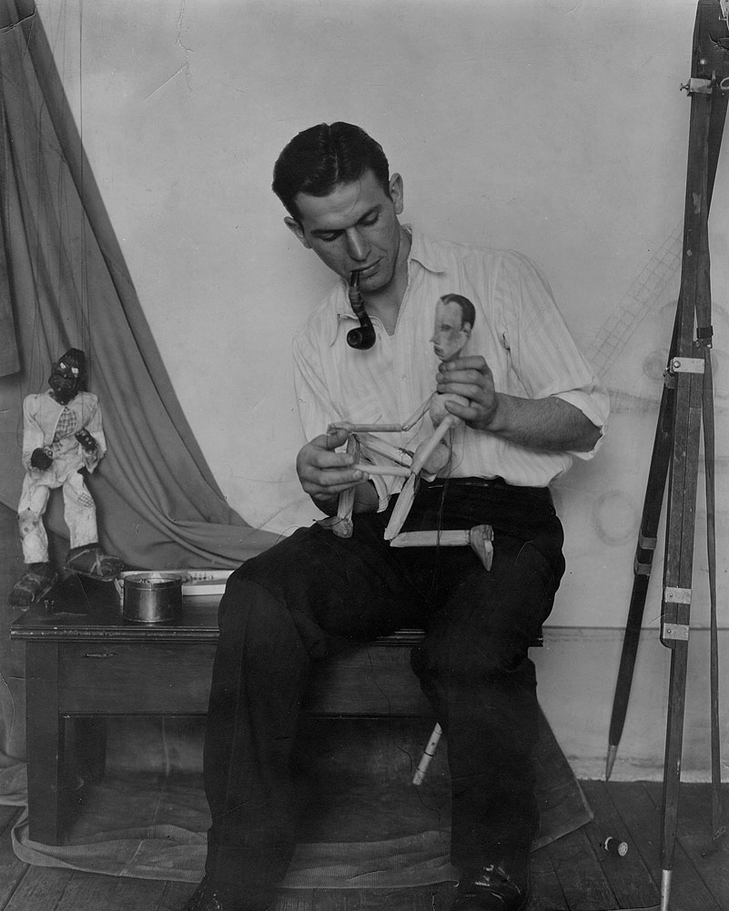 Loewe - Centenario Surrealista - foto en blanco y negro, se ve a un hombre manejando una marioneta