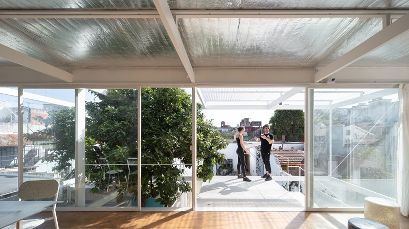 Morsa-Taller-Emilia-Pascarelli-Proyecto-Mutan: terraza metálica semicubierta con vistas al patio