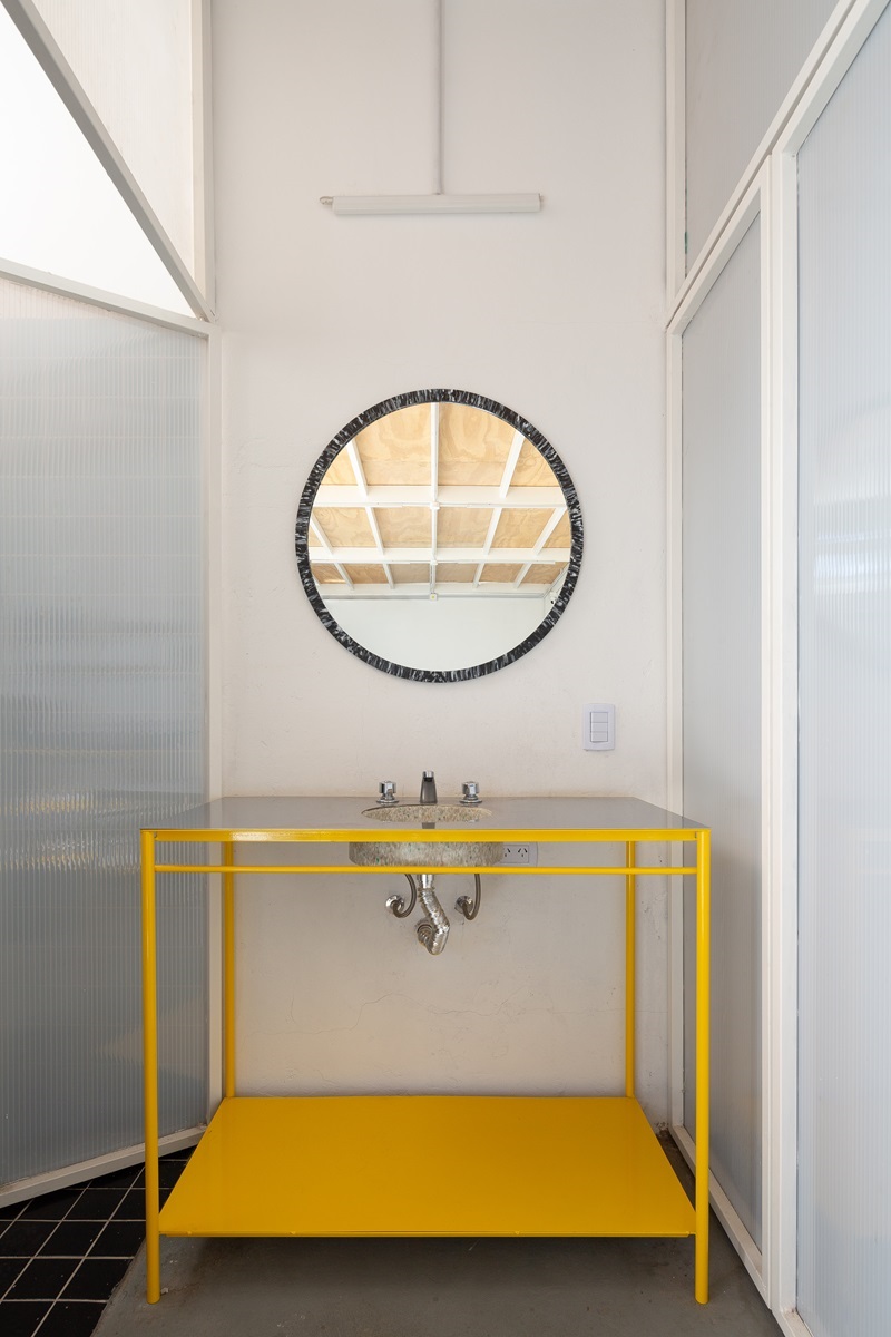 Morsa-Taller-Emilia-Pascarelli-Proyecto-Mutan: mueble amarillo metálico lavabo baño