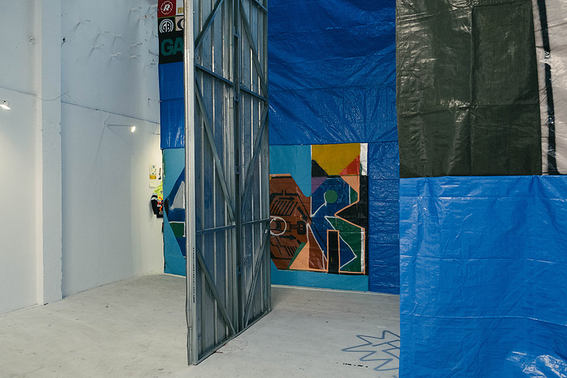 Marti SAWE - vista de una exposición de arte urbano y graffitti en una nave industrial