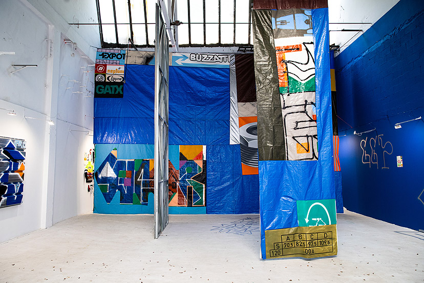 Marti SAWE - vista de una exposición de arte urbano y graffitti en una nave industrial