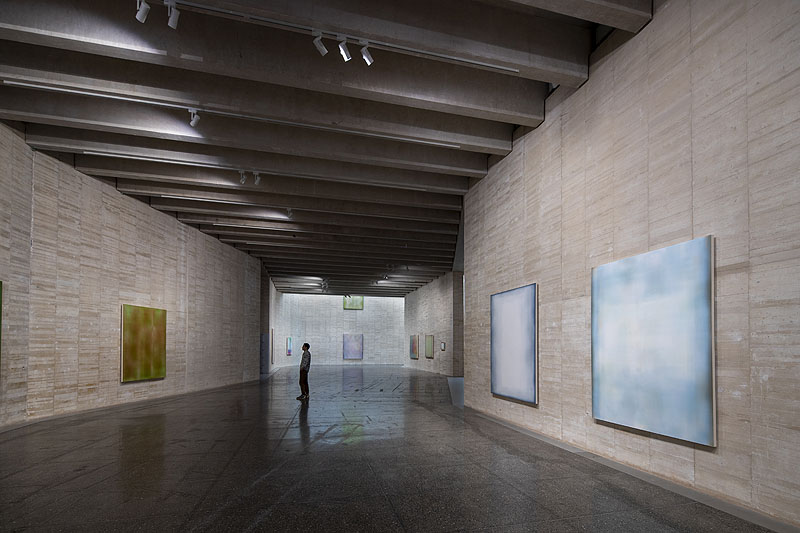 musac - imagen de una gran sala de museo con paredes de hormigón y grande cuadros astractos de colores