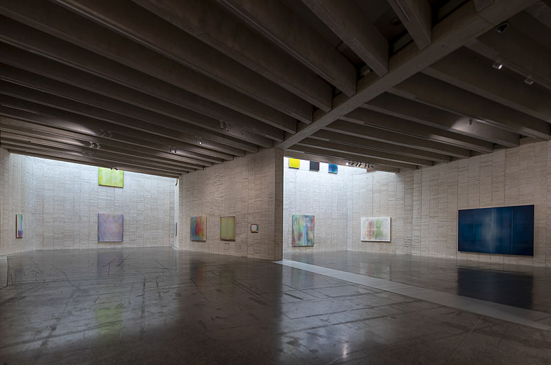 musac - imagen de una gran sala de museo con paredes de hormigón y grande cuadros astractos de colores