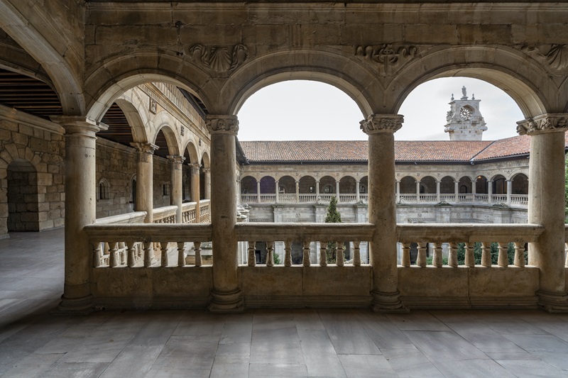 Paradores-Arte-pop: Parador de León, hostal de San Marcos con gran hall monumental galería con arcos