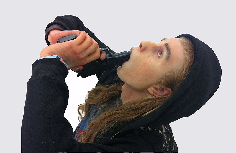 Robin Kid - escultura de joven con capucha con una pistola en la boca